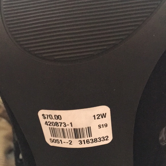 Sz 12 W black faux suede heels, new and never worn - Picture 4 of 4